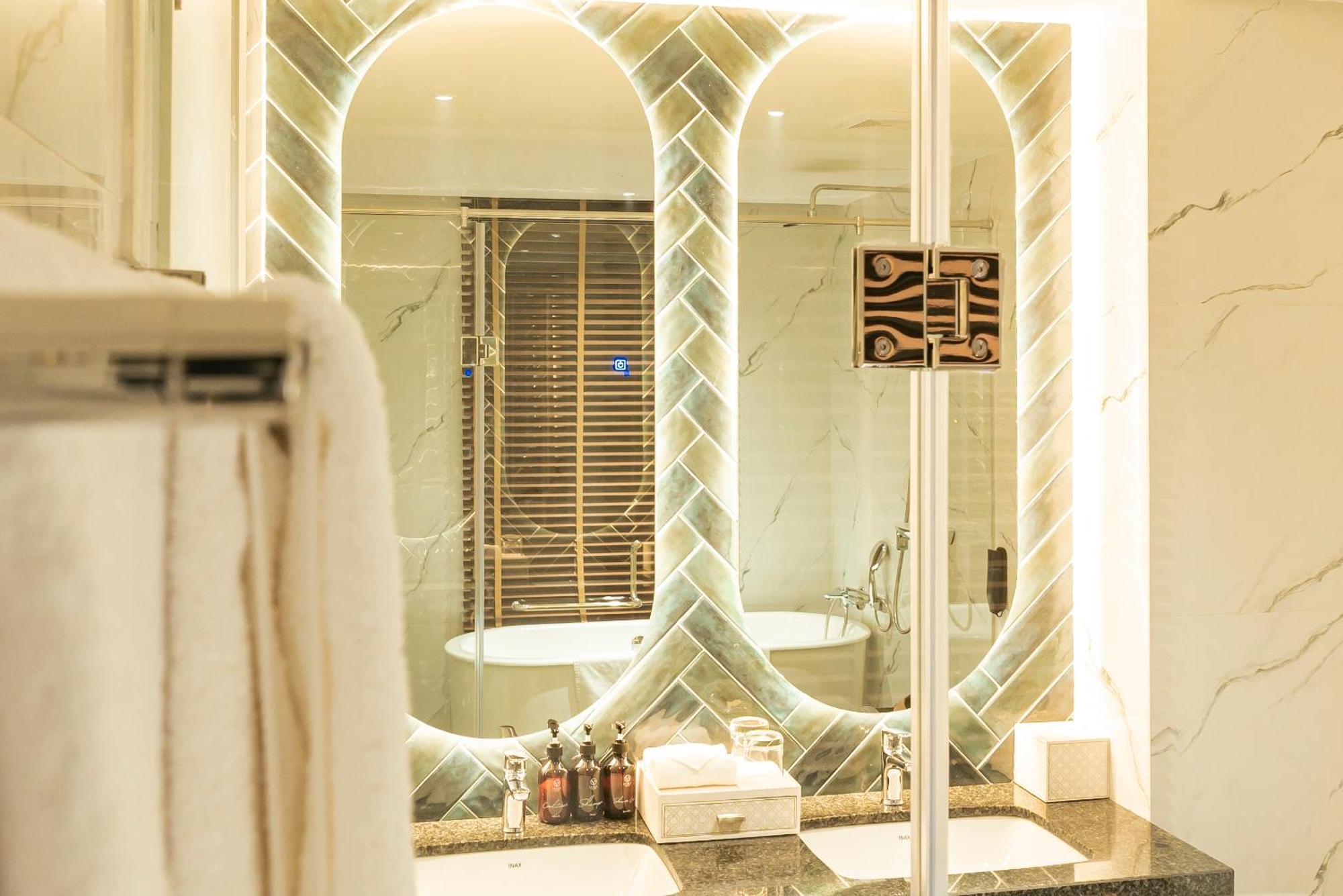 La Vela Hue Hotel Exterior photo Bathroom