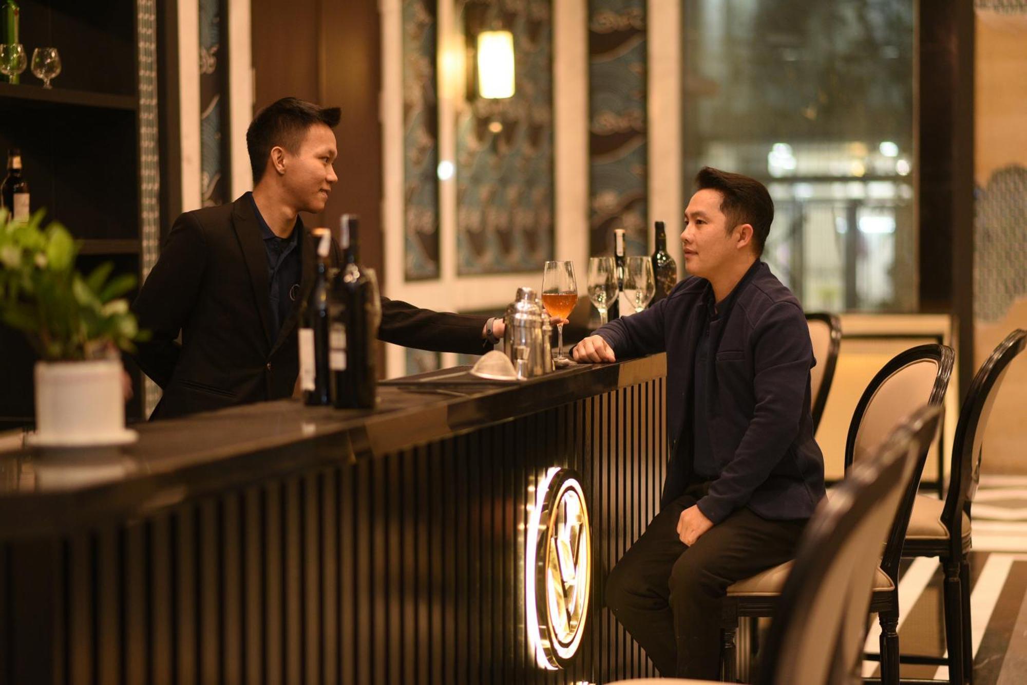 La Vela Hue Hotel Exterior photo A bartender serving a guest